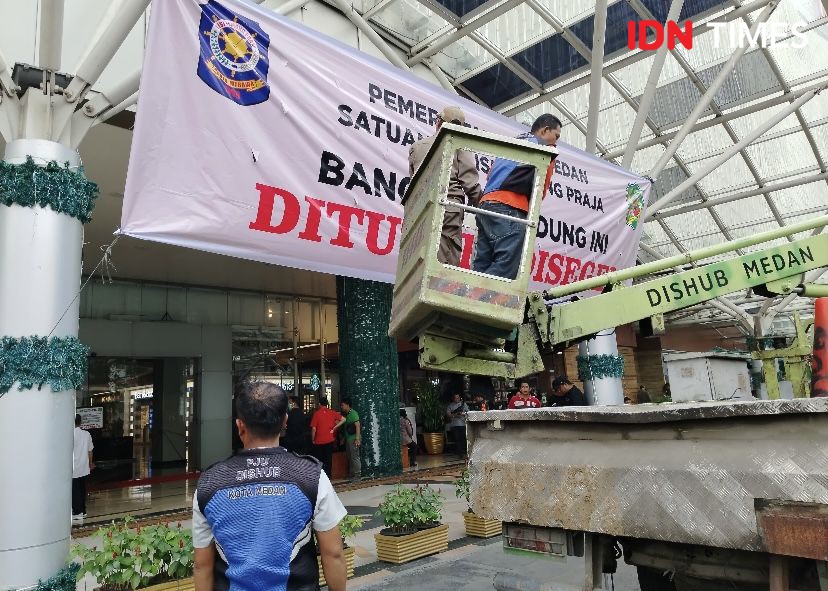 Pemko Medan Parkirkan Alat Berat di Depan Centre Point, Dibongkar?