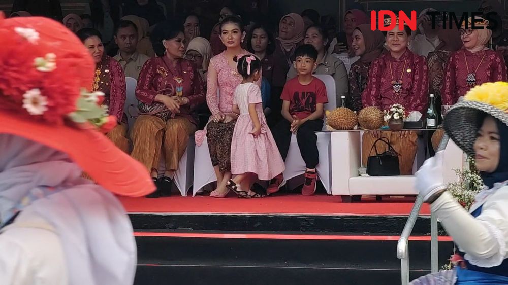 Diikuti Iriana, Parade Kriya dan Budaya Raih Rekor MURI