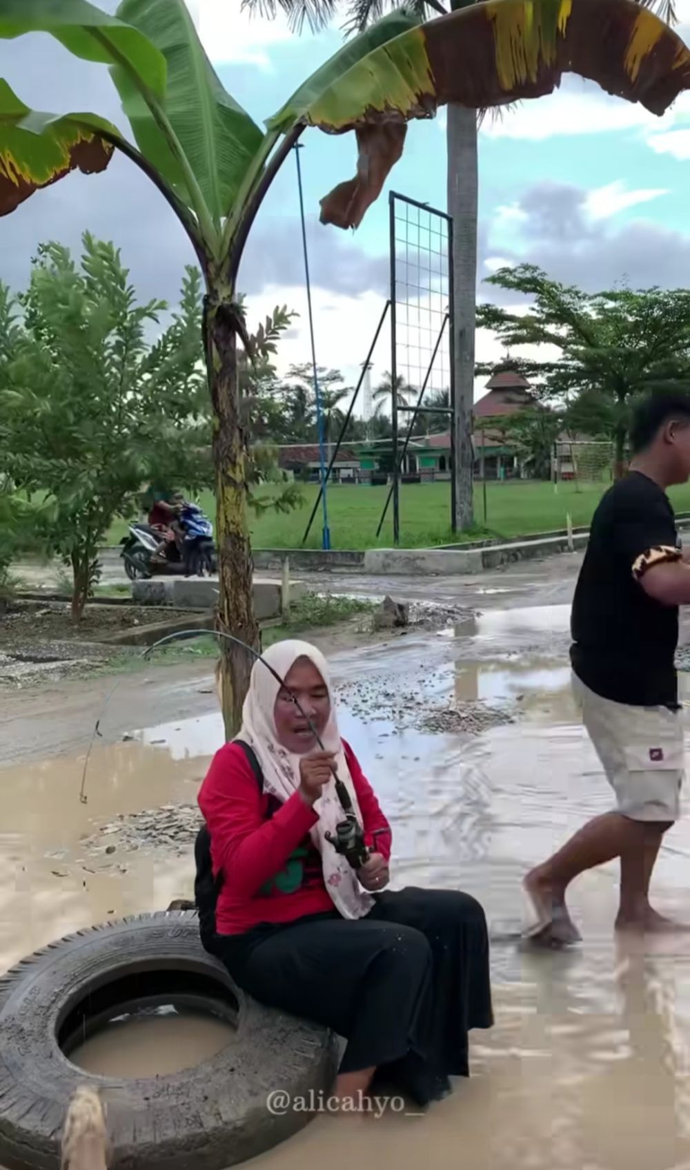 Potret Aksi Kreatif Warga Lampung Protes Jalan Rusak Parah