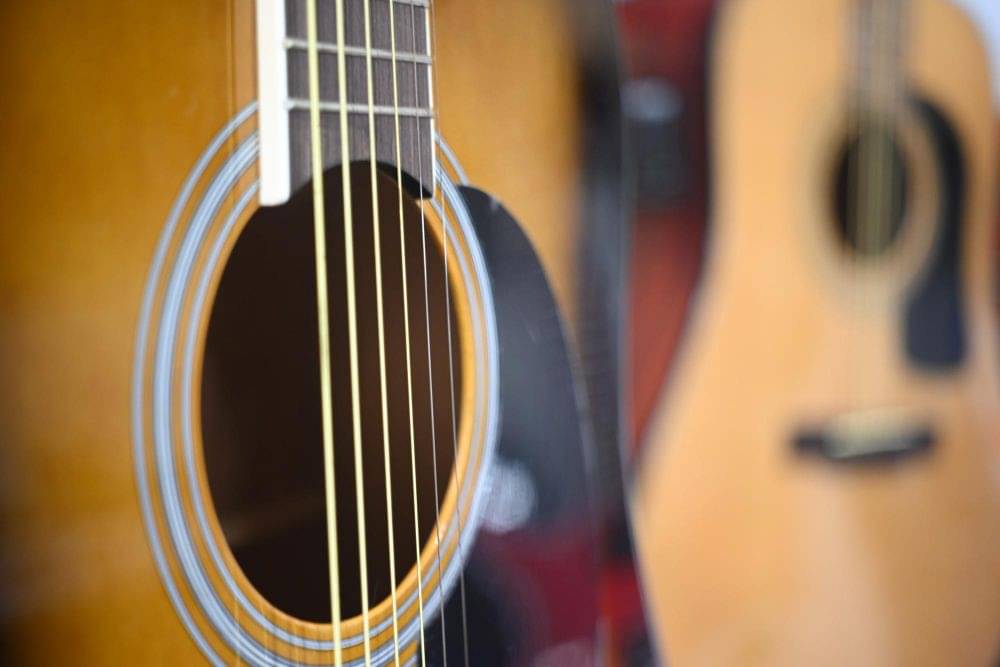 Perbedaan Gitar Akustik Dan Klasik Yang Wajib Diketahui