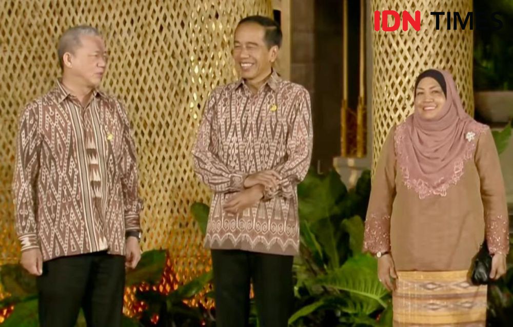 Jokowi Kenakan Kain Tenun Ikat Sintang dalam Gala Dinner KTT WWF