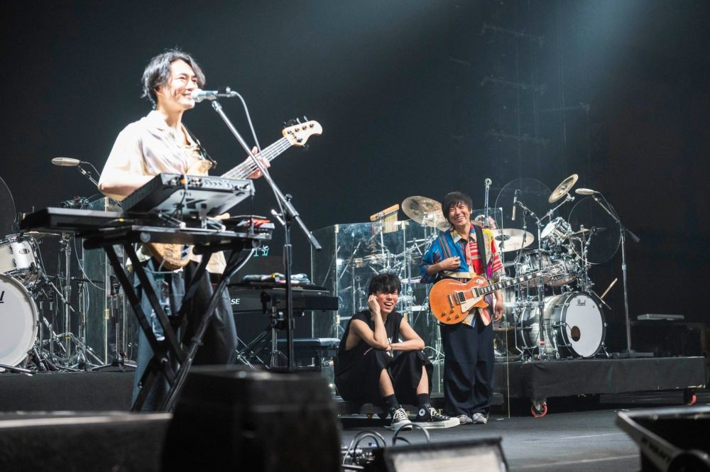 8 Potret Konser RADWIMPS Di Jakarta 2024, Bawa Hits Andalan