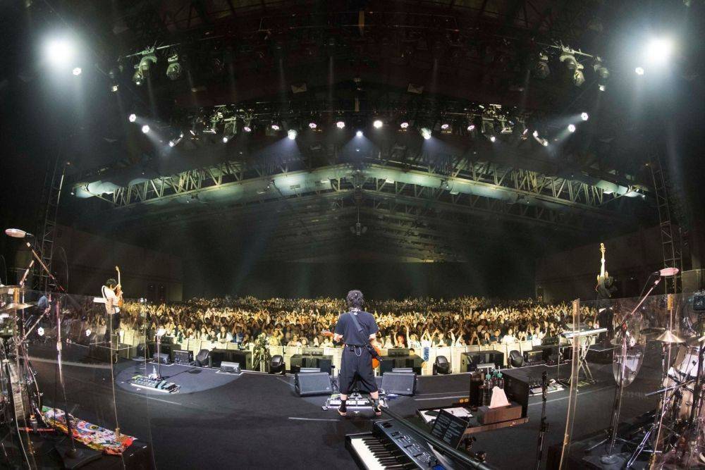 8 Potret Konser RADWIMPS Di Jakarta 2024, Bawa Hits Andalan