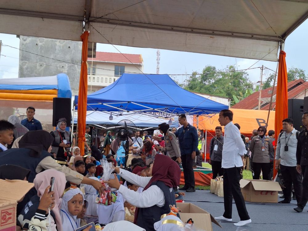 Jokowi Beri Santunan Korban Meninggal Banjir Bandang Sumbar