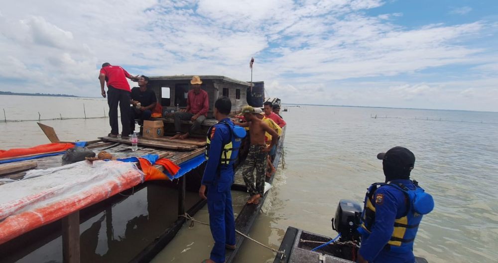 Kapal Pengangkut 16 Ton Beras Bulog Kandas di Perairan Riau