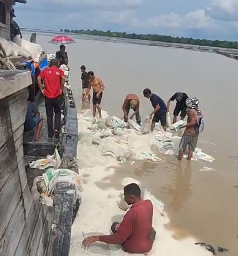 Kapal Pengangkut 16 Ton Beras Bulog Kandas di Perairan Riau