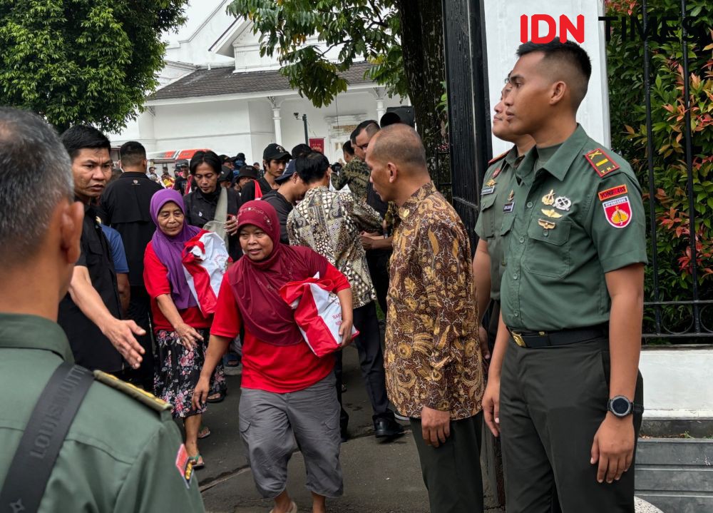 Jokowi Bagikan Bantuan Presiden di Jogja, Ribuan Orang Mengantre