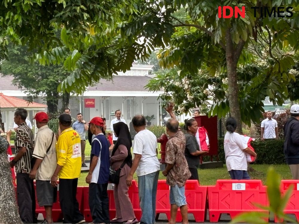 Jokowi Bagikan Bantuan Presiden di Jogja, Ribuan Orang Mengantre