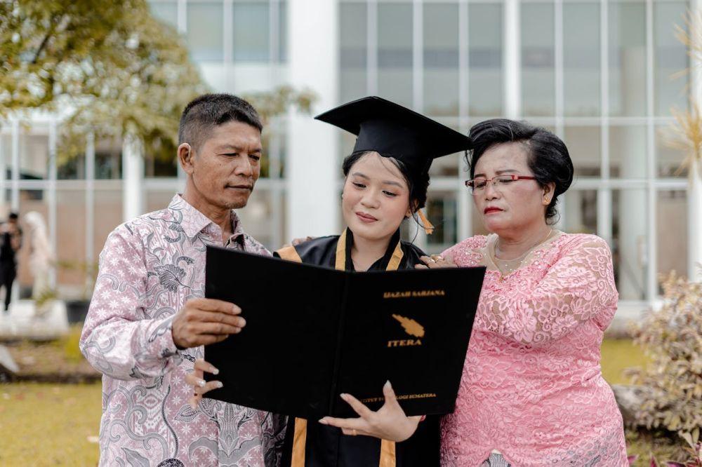 15 Ide Foto Wisuda Keluarga, Kekinian dan Aesthetic!