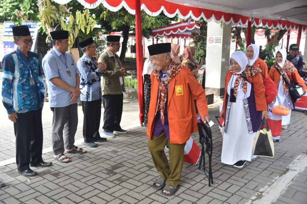 Kloter Pertama Calon Jemaah Haji dari Sleman Diberangkatkan