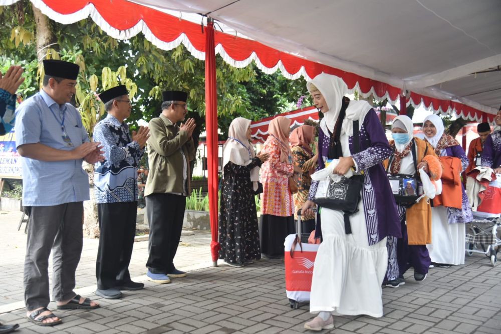 Kloter Pertama Calon Jemaah Haji dari Sleman Diberangkatkan