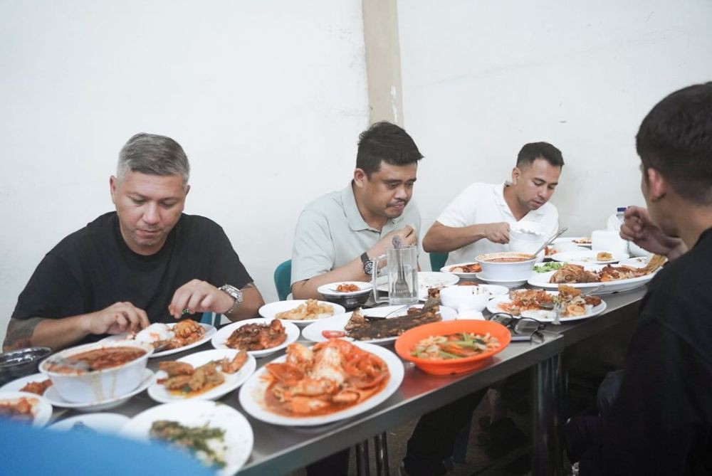 Potret Raffi Ahmad dkk Makan Seafood di Medan Bareng Bobby Nasution