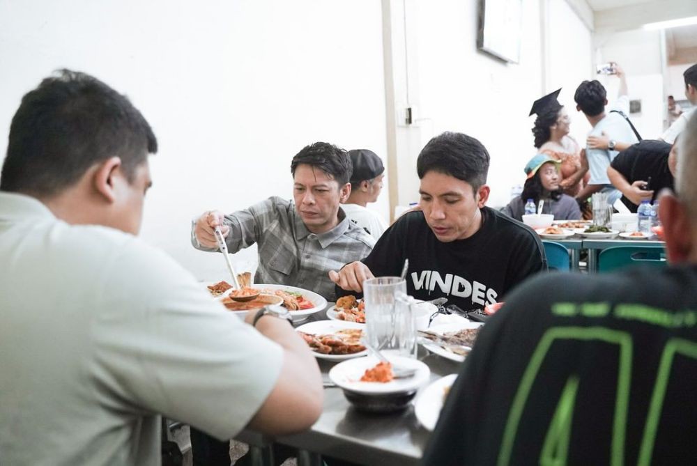 Potret Raffi Ahmad dkk Makan Seafood di Medan Bareng Bobby Nasution