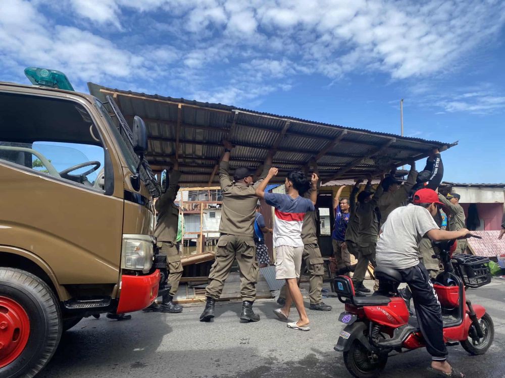 Satpol PP Banjarmasin Robohkan 5 Bangunan di Pinggir Sungai