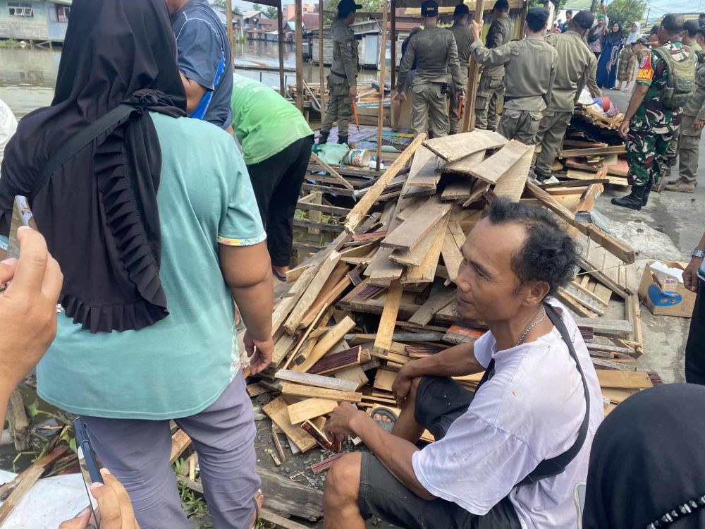 Satpol PP Banjarmasin Robohkan 5 Bangunan di Pinggir Sungai