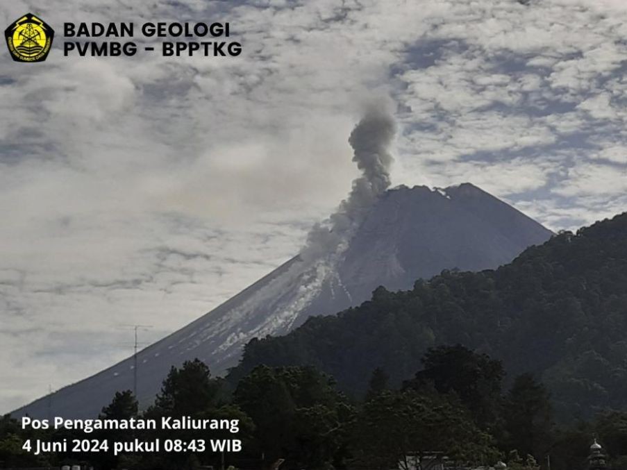 Gunung Merapi Luncurkan Awan Panas Sejauh 1 Km ke Arah Kali Bebeng