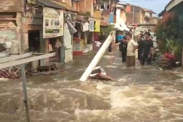 Pipa PDAM Kota Bandung Bocor, Bikin Banjir Dan Rusak Rumah