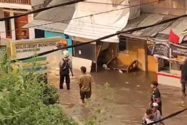 Pipa Air PDAM Bandung Pecah, 2 Rumah Ambruk 10 Terdampak