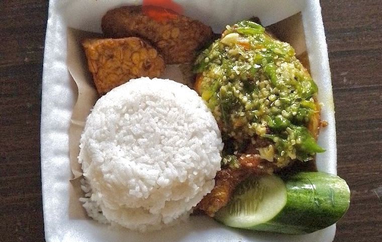 6 Rekomendasi Ayam Sambal Cabe Ijo di Lampung, Super Pedas!