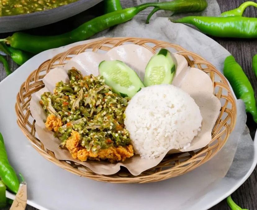 6 Rekomendasi Ayam Sambal Cabe Ijo di Lampung, Super Pedas!