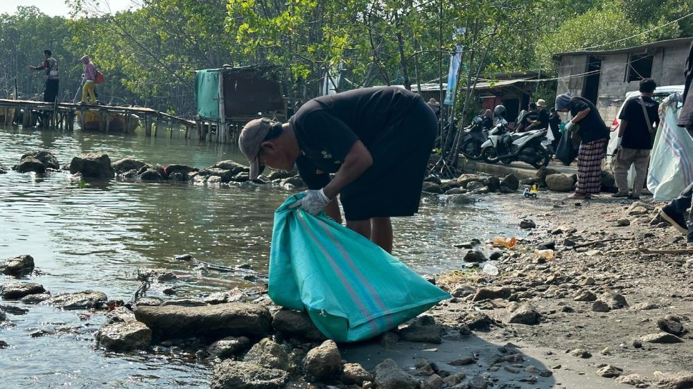 Aksi Bersih Pantai Semarang, 337 Pegawai PLN Kumpulkan 1 Ton Sampah