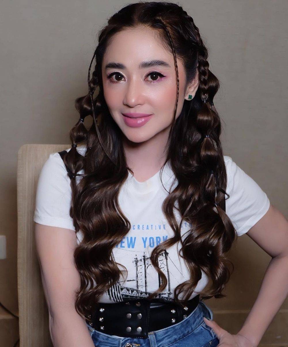 10 Inspirasi Hairstyle Dewi Perssik, Awet Muda Banget!