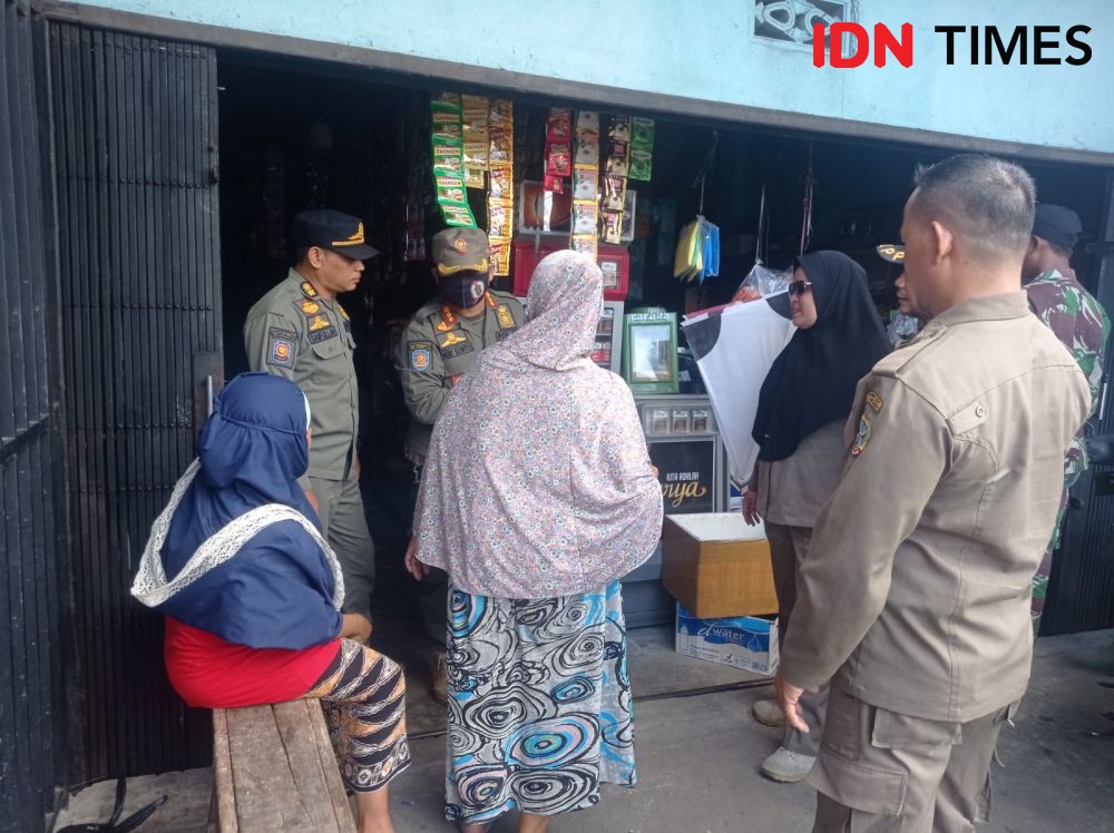 Satpol PP Tertibkan 76 Layangan di Pontianak Timur