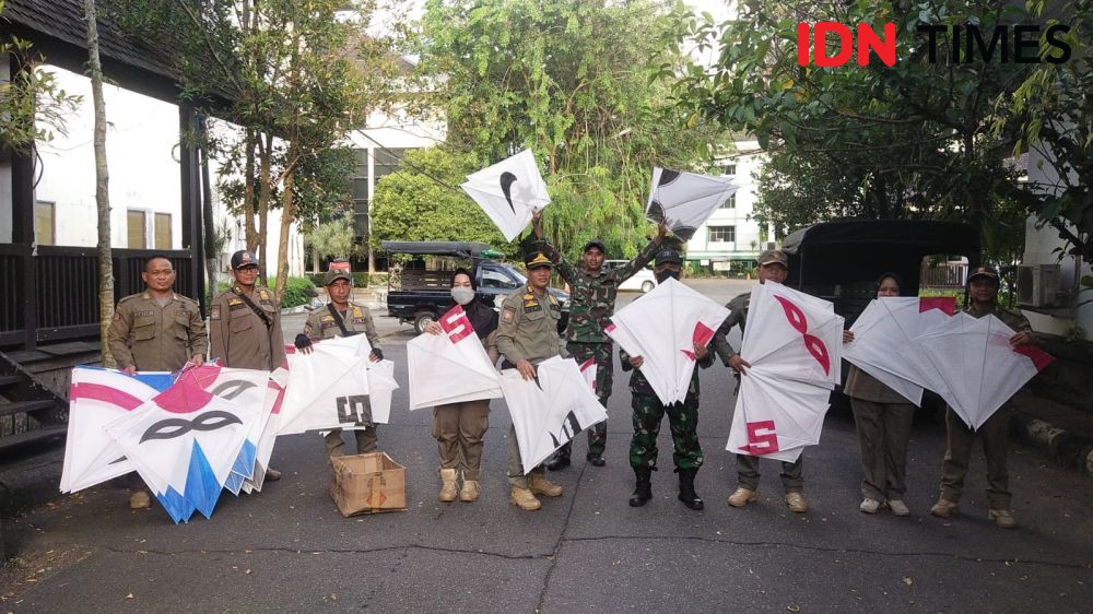 Satpol PP Tertibkan 76 Layangan di Pontianak Timur