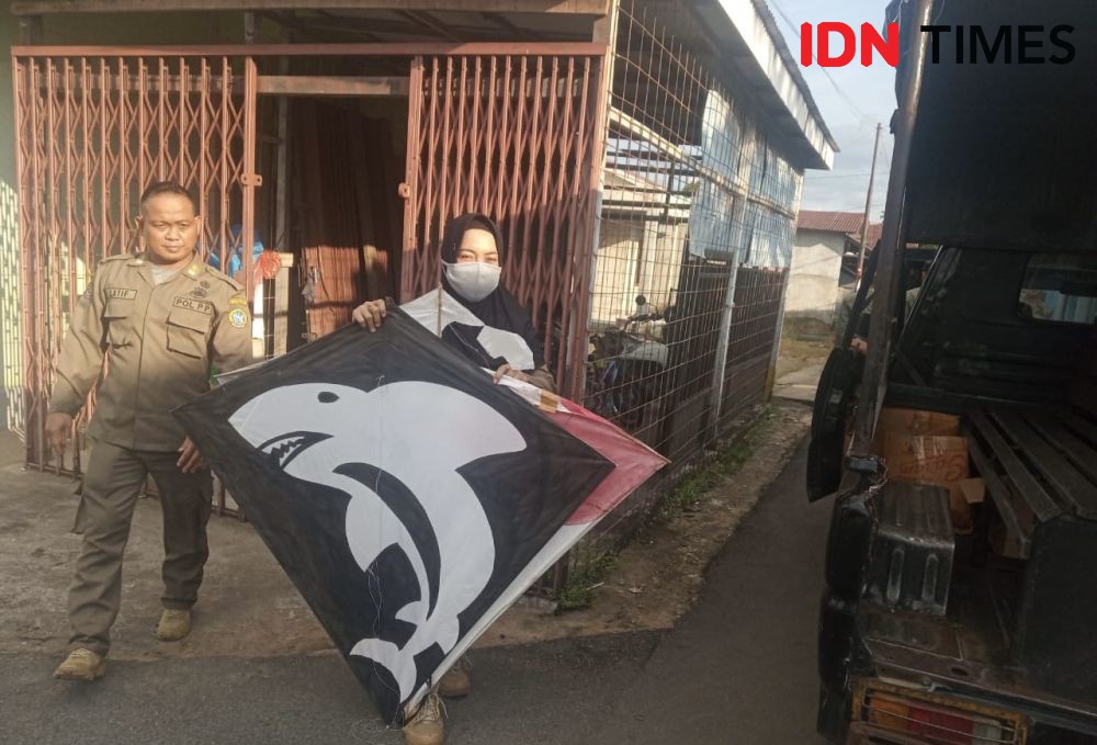 Satpol PP Tertibkan 76 Layangan di Pontianak Timur