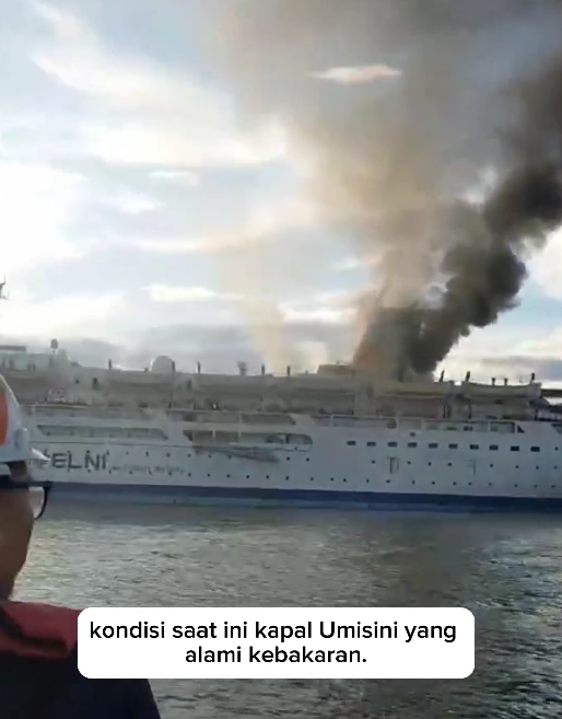 Kronologi Kebakaran KM Umsini Angkut 1677 Penumpang di Makassar