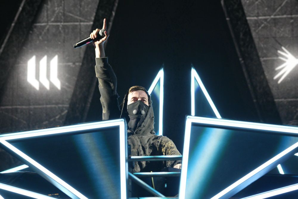 Ini Potret Guru Tri Adinata dan Muridnya Manggung Bareng Alan Walker