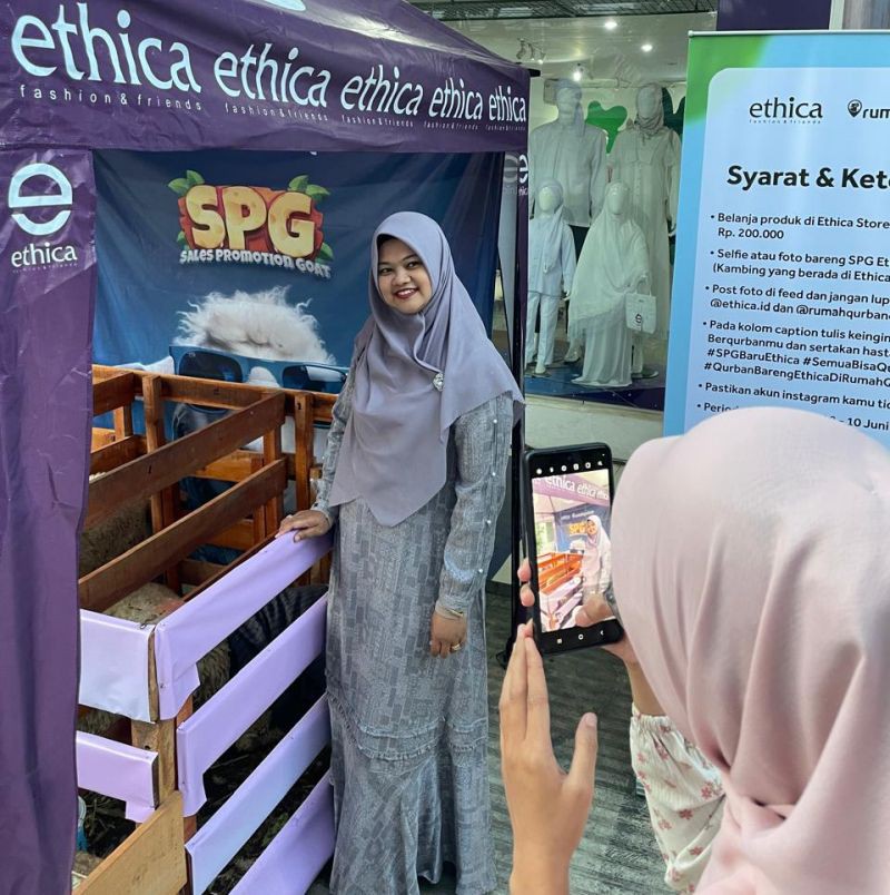 Foto Bareng Kambing di Toko Fesyen Ini Bisa Dapat Hewan Kurban 