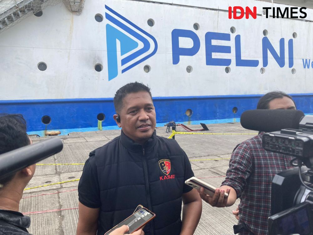 Polisi Olah TKP Kebakaran KM Umsini di Pelabuhan Makassar