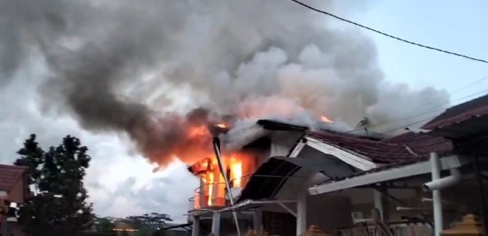 Si Jago Merah Mengamuk, Satu Rumah Bertingkat Ludes Terbakar