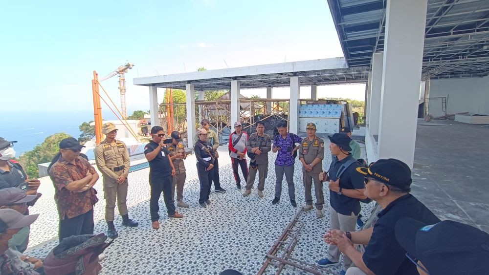 Viral Proyek Keruk Tebing di Pantai Kelingking Nusa Penida