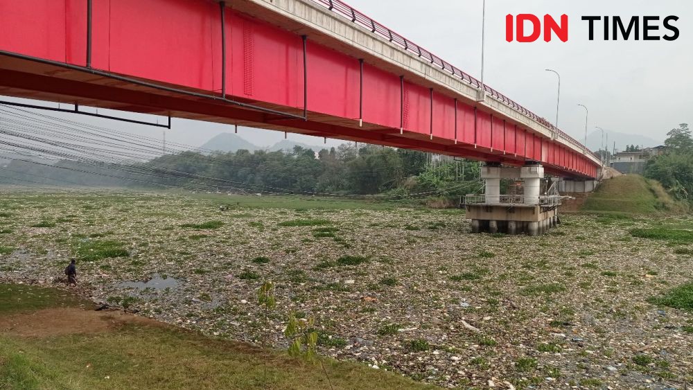 Sungai Citarum di Bandung Barat Tertutup Tumpukan Sampah