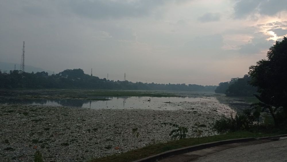 Sungai Citarum di Bandung Barat Tertutup Tumpukan Sampah