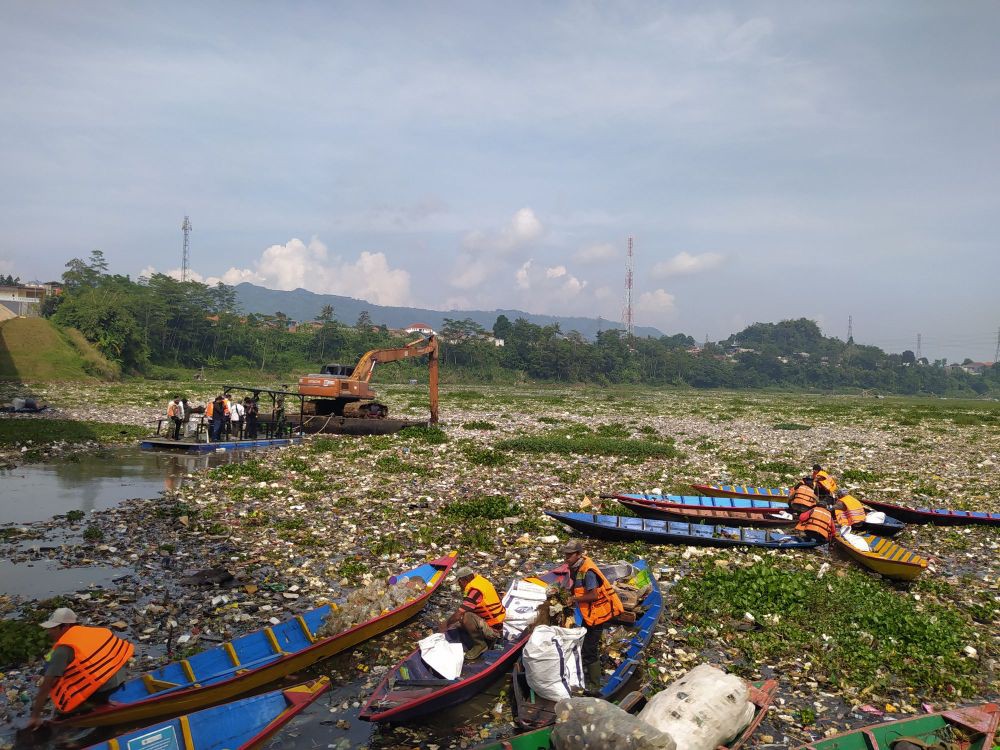 Sampah Menumpuk di Sungai Citarum KBB Diperkirakan Mencapai 200 Ton