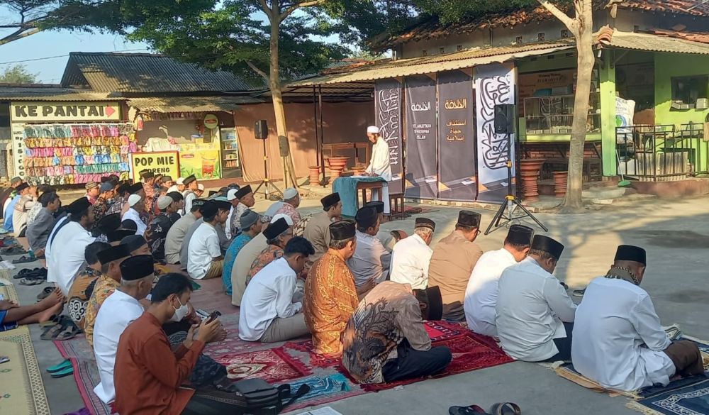 Jemaah Majelis Sholawat Asuhgil Kubro Gelar Salat Idul Adha