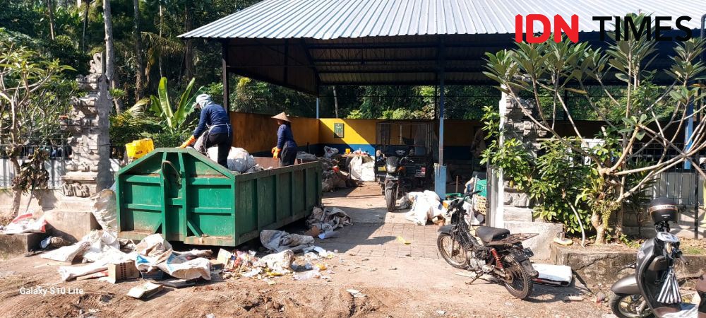 Desa di Tabanan Membagikan Pupuk Organik Khusus Pelanggan