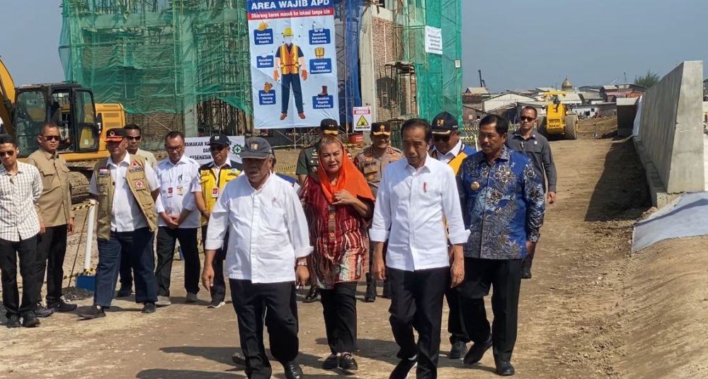 Jokowi Tinjau Proyek Tanggul Laut Untuk Atasi Banjir Rob di Semarang