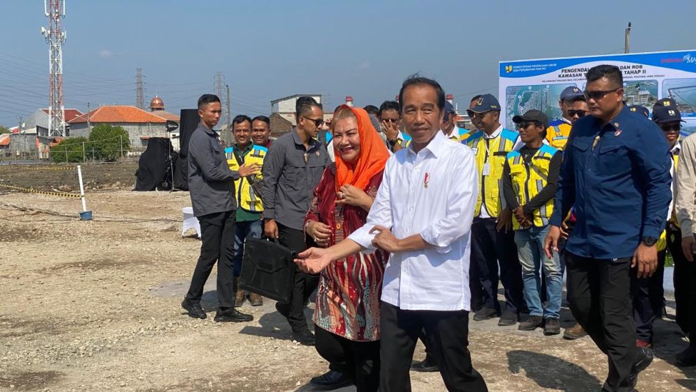 Jokowi Tinjau Proyek Tanggul Laut Untuk Atasi Banjir Rob di Semarang