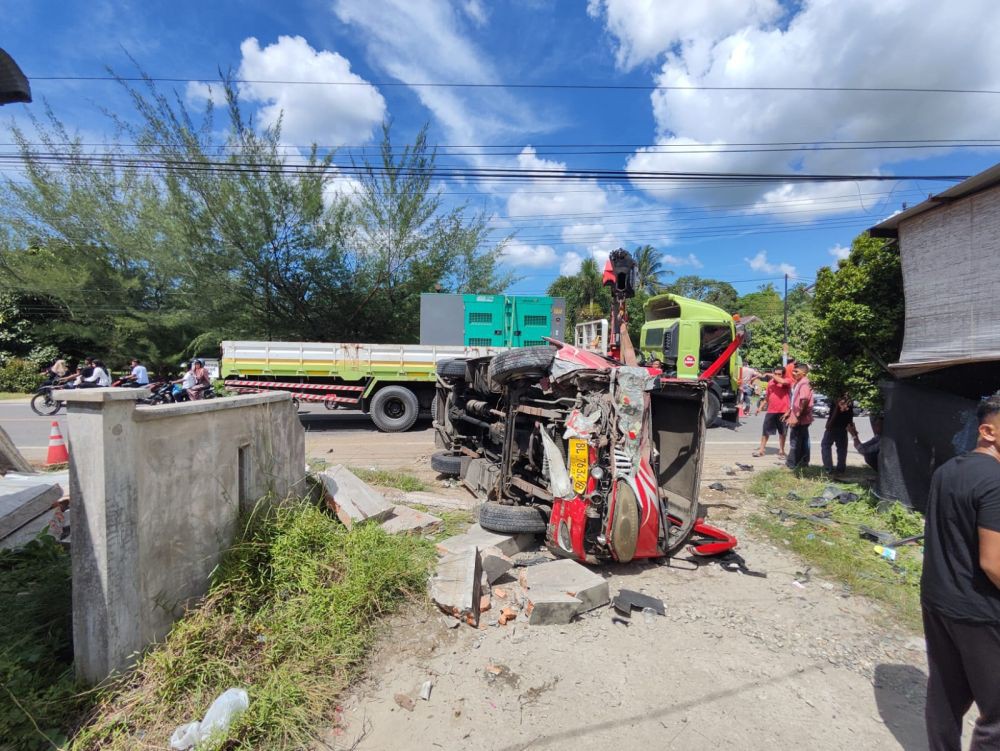 Minibus Kontra Dua Sepeda Motor, Empat Orang Meninggal