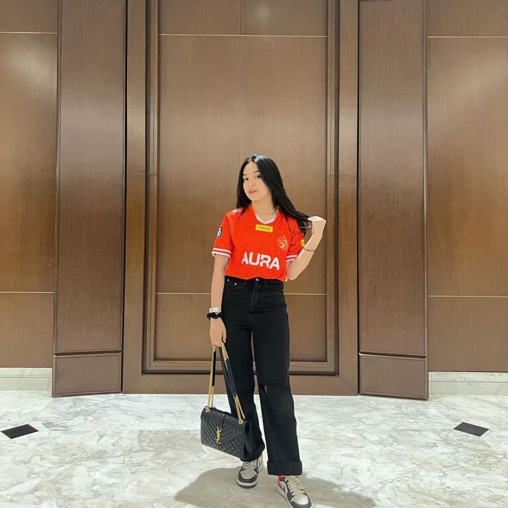 7 Daily Outfit ala Elsa Japasal, Gaya Energik nan Imut