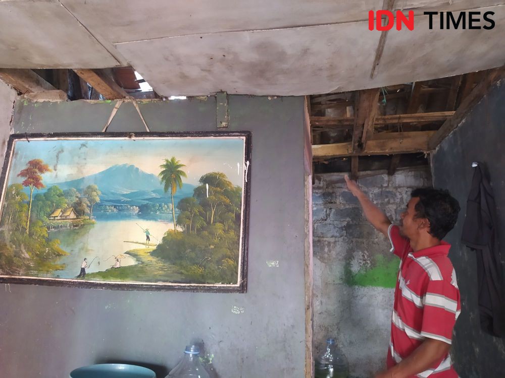 Potret Kemiskinan di Cimahi, Senyum Nelis Tinggal di Rumah Nyaris Ambruk