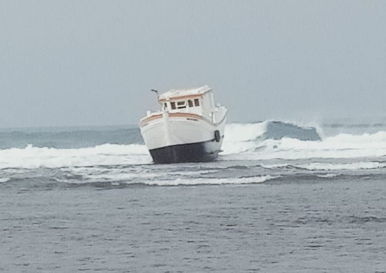Sebuah Kapal Asing Ditemukan Terdampar di Laut Selatan Banten