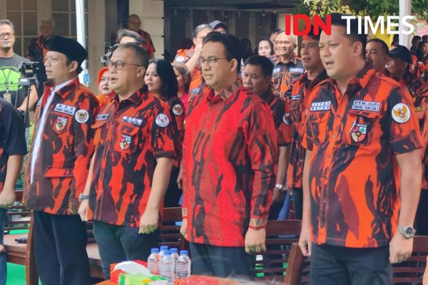 Pakai Kemeja Loreng Merah, Anies Sambangi Kantor Pemuda Pancasila