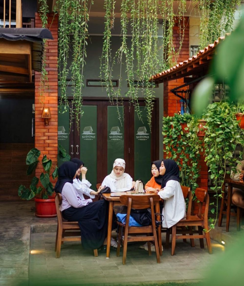 Sudiono House, Kafe Unik Konsep Rumah Kayu Estetik di Bandar Lampung