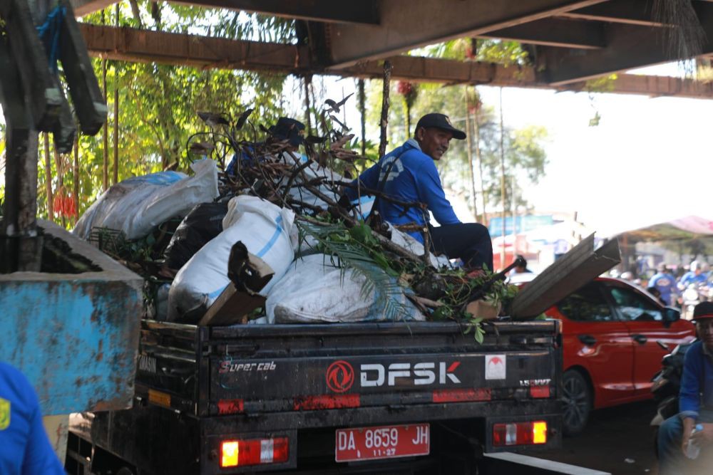 Warga Banjarmasin Perangi Sampah dalam Peringatan Hari LH Sedunia