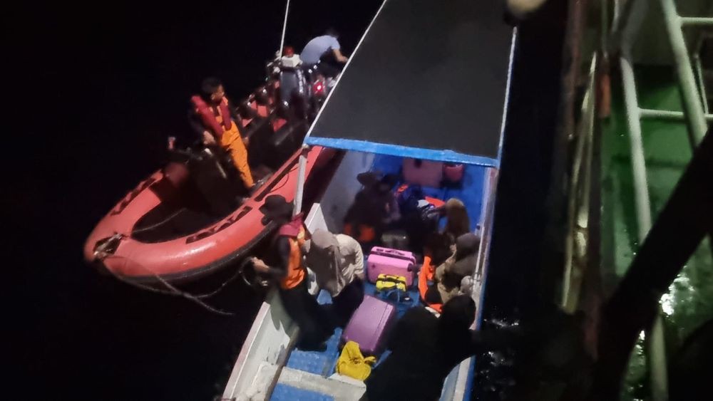 Basarnas Evakuasi Penumpang Speedboat Mati Mesin di Pangkep